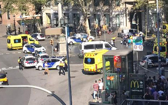 Barcelona'da bir minibüs kalabalığın arasına daldı
