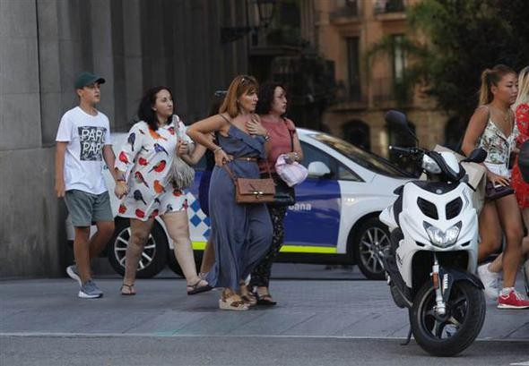 Barcelona'da minibüs kalabalığın arasına daldı