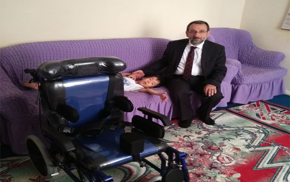 Kars'ta Afgan ailenin çocuğu engelli aracına kavuştu