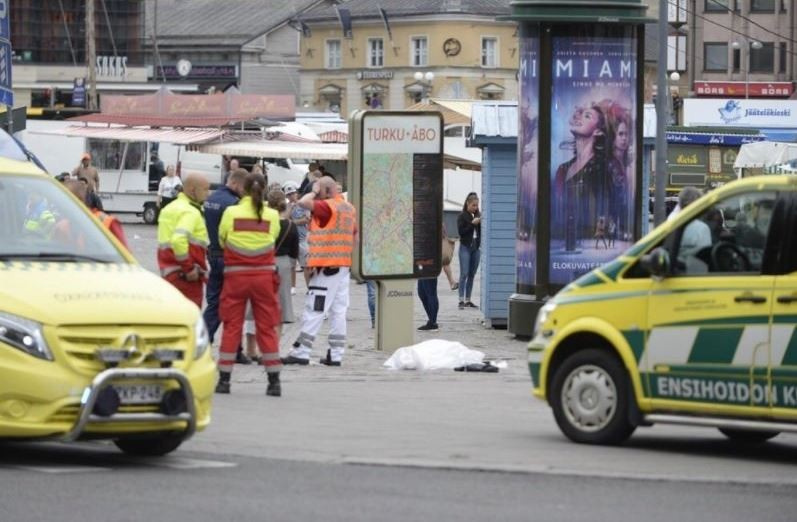 Finlandiya'da son dakika bıçakla kalabalığa saldırdı ilk görüntüler