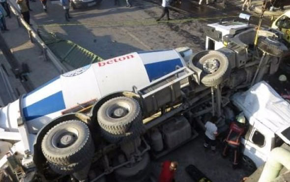 Kadıköy'de beton mikseri aracın üstüne uçtu