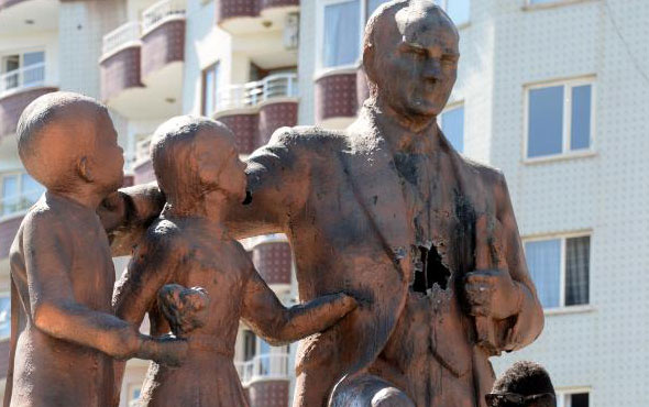 Diyarbakır'da Atatürk Anıtına çirkin saldırı