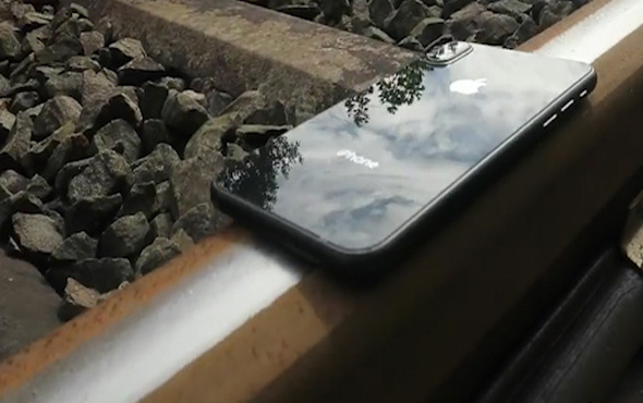 iPhone 8'in Üzerinden Tren Geçerse?