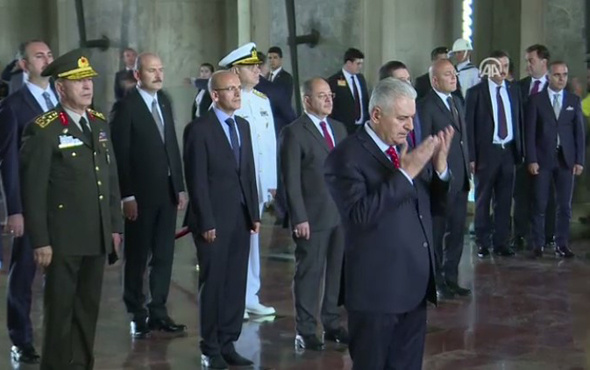  Başbakan saygı duruşunda Fatiha okudu