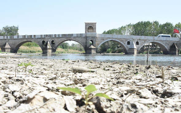 Edirne'de sıcaklar bastırdı Tunca Nehri kurudu