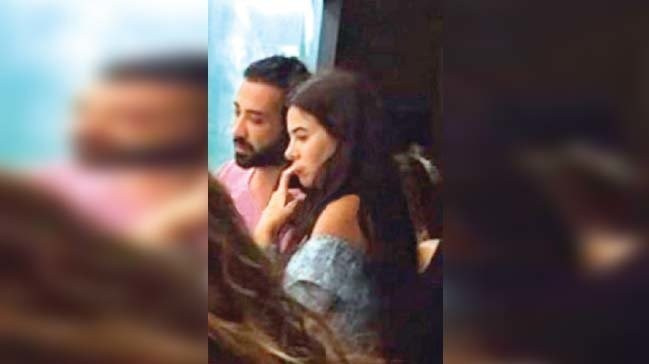 Asena Atalay sevgilisinin tişörtünden fal baktırıyor