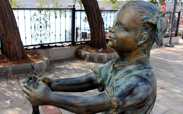 Atatürk’e çiçek veren kız heykeline çirkin saldırı!