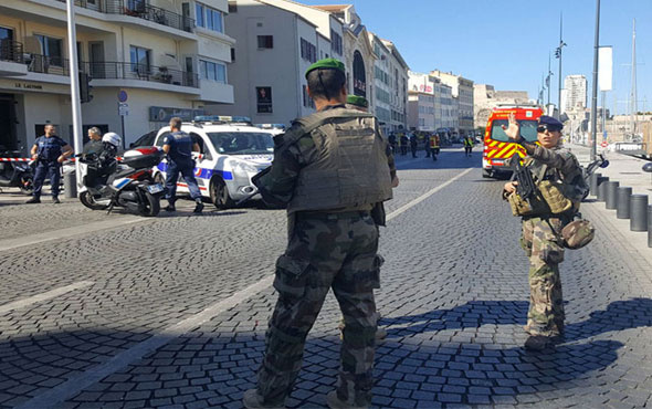 Fransa'nın Marsilya kentinde saldırı olay yerinden görüntüler