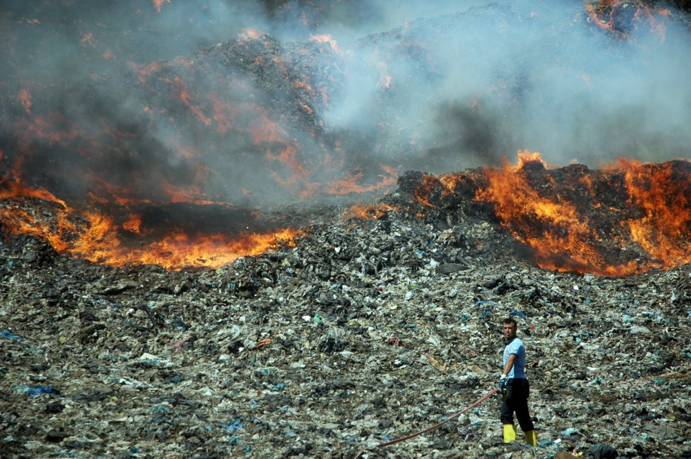 Bodrum'da katı atık depolama alanında yangın