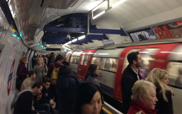 Londra Metrosu'nda alarm seferler durduruldu