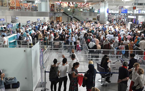 Uçak bileti olanlar dikkat Atatürk Havalimanı'nda yoğunluk