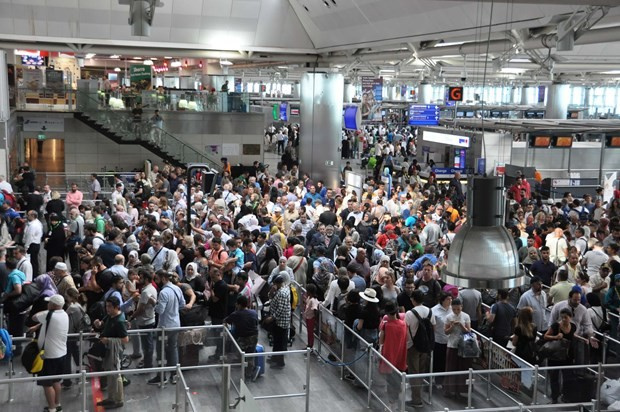 Uçak bileti olanlar dikkat Atatürk Havalimanı'nda yoğunluk