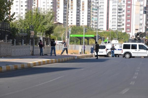 Diyarbakır'da neler oluyor onlarca polis peşinden koştu