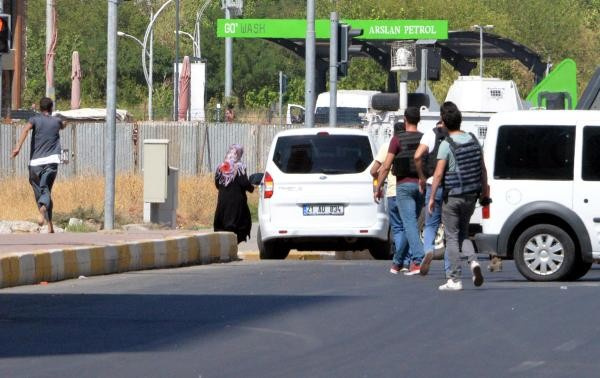 Diyarbakır'da neler oluyor onlarca polis peşinden koştu