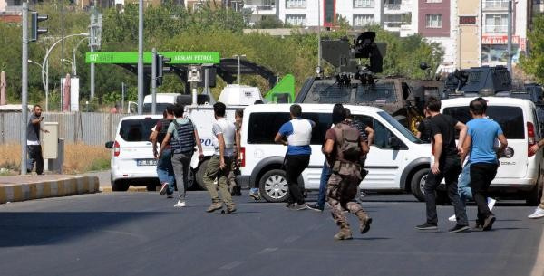 Diyarbakır'da neler oluyor onlarca polis peşinden koştu