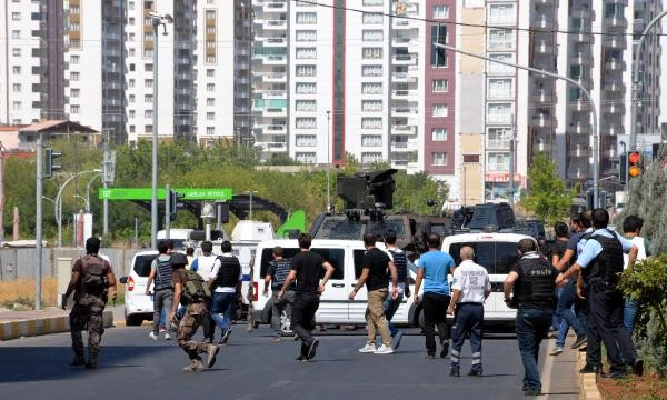 Diyarbakır'da neler oluyor onlarca polis peşinden koştu