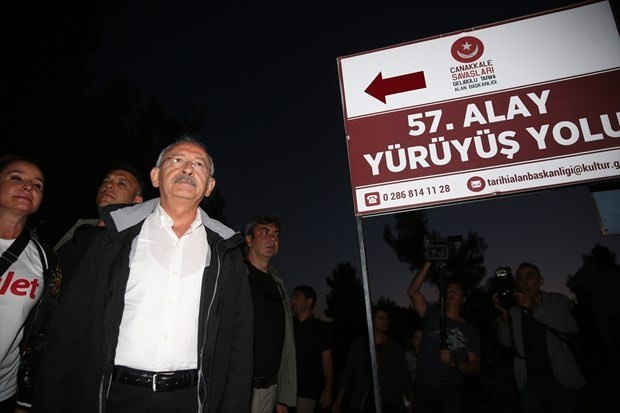 Saygı yürüyüşünde Kılıçdaroğlu'na "tayın" ikram edildi