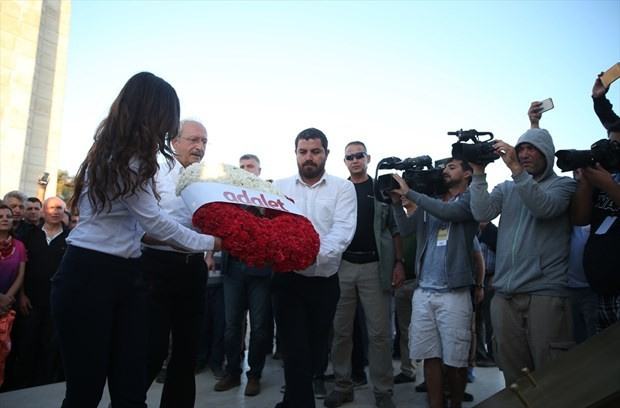 Saygı yürüyüşünde Kılıçdaroğlu'na "tayın" ikram edildi