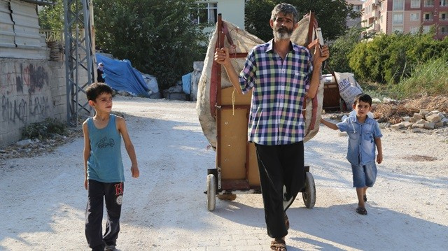 Suriyeli baba-oğul 'protez göz' için çöp topluyor 