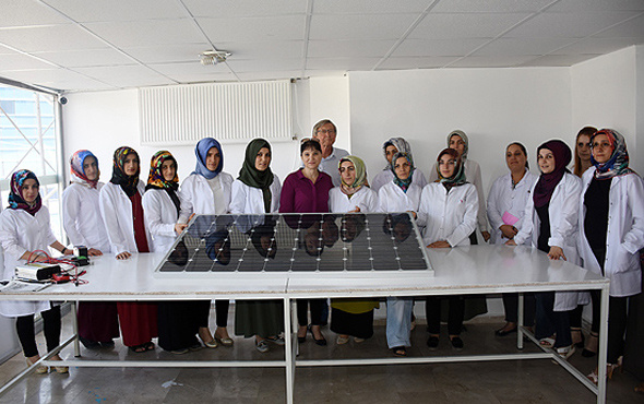 Kadınlar güneş paneli üretecek eğitime başladılar