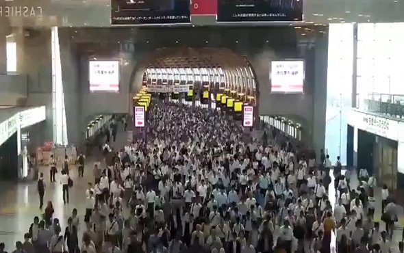 Tokyo metrosunda insan seli