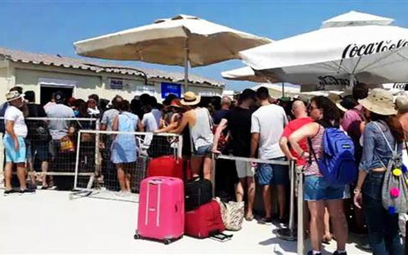 Türk turistler gümrükte saatlerce bekledi
