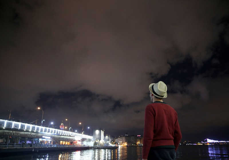 İstanbul Boğazı gece vakti bulutlarla bir başka güzel