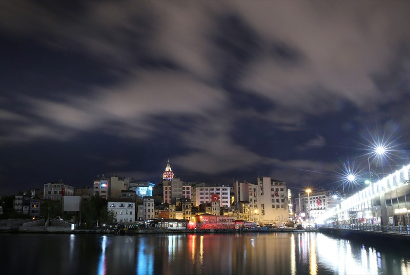 İstanbul Boğazı gece vakti bulutlarla bir başka güzel