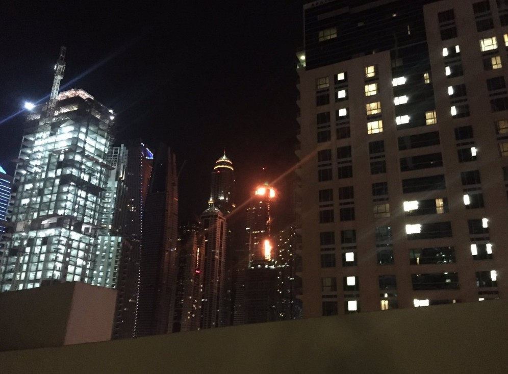 Dubai gökdelen yanıyor olay yerinden ilk görüntüler