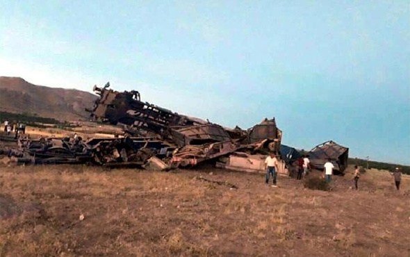 Elazığ'da yük treni raydan çıktı: 2 makinist öldü!