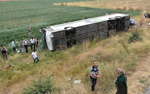 Amasya'da yolcu otobüsü devrildi ölüler ve yaralılar var