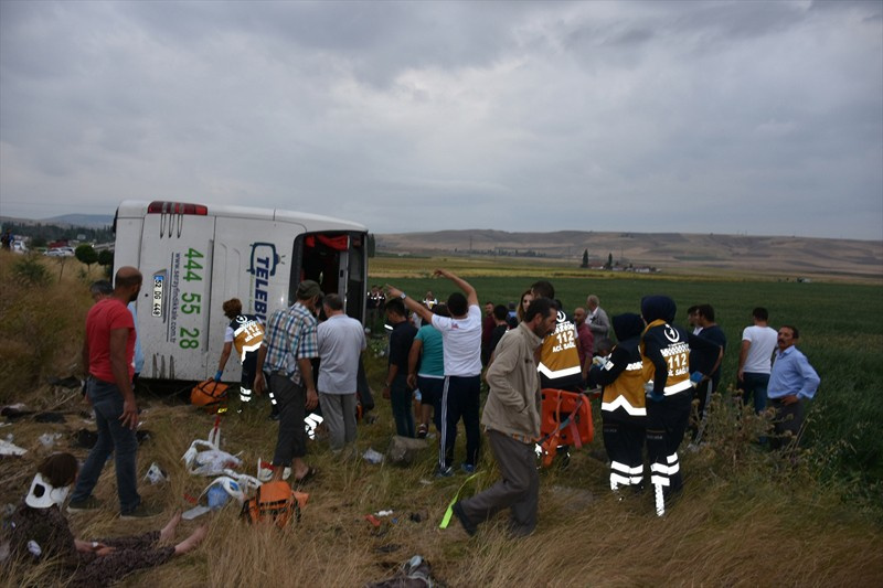 Amasya'da yolcu otobüsü devrildi ölüler ve yaralılar var