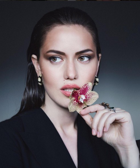 Fahriye Evcen'in çalıntı olayları sosyal medya bunla sallanıyor!