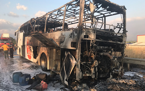 20 yolcusu bulunan otobüs alev alev yandı