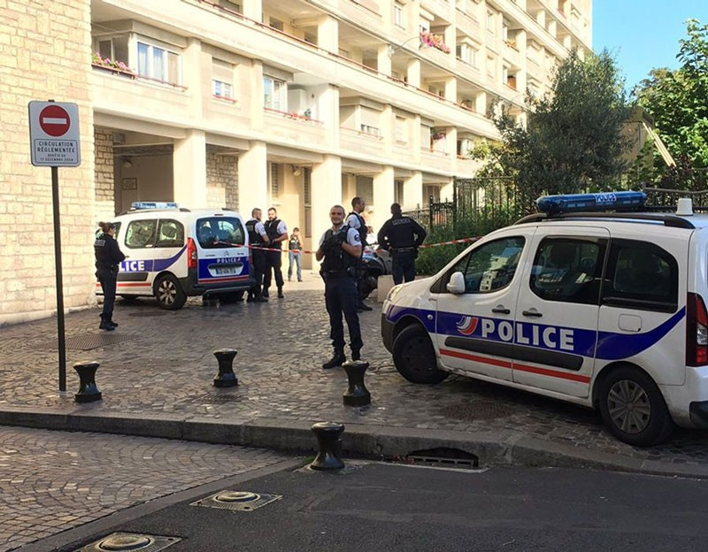 Paris'te saldırı olay yerinden ilk görüntüler
