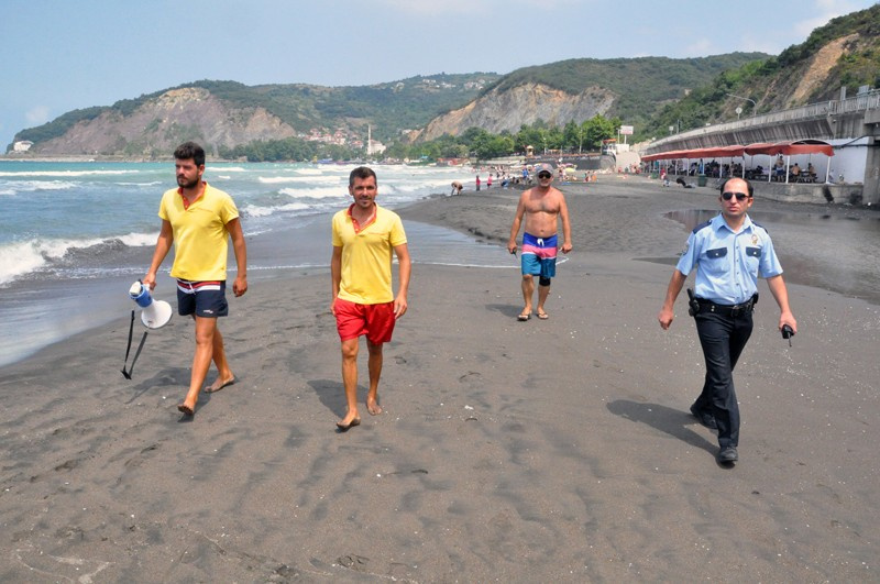 Zonguldak'ta denize girenleri polis tek tek çıkardı