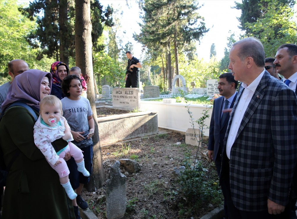 Erdoğan anne babasının kabrini ziyaret etti!