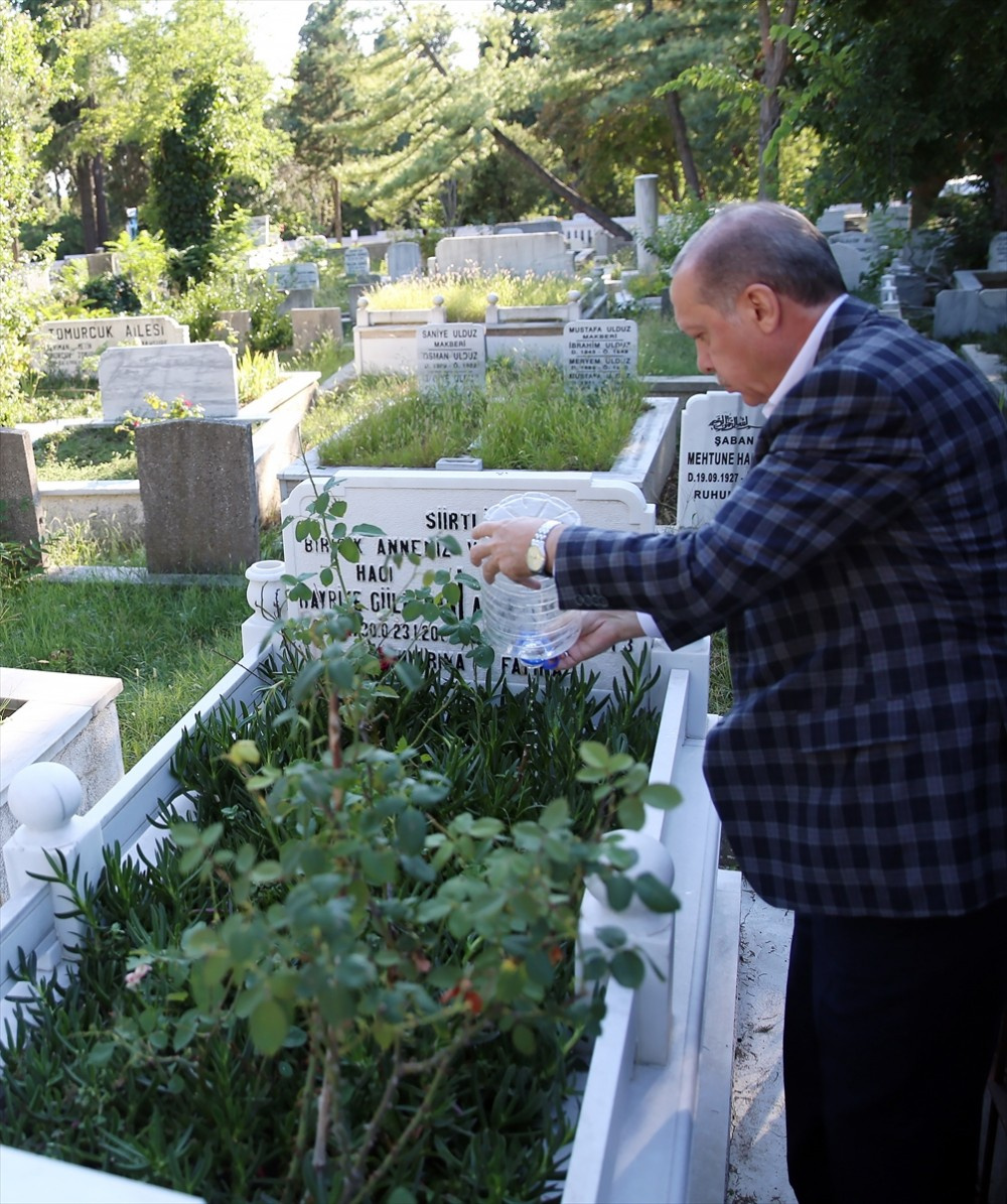 Erdoğan anne babasının kabrini ziyaret etti!