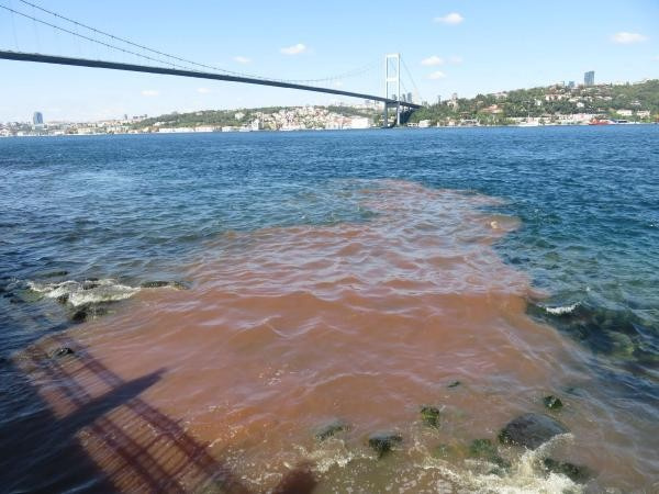İstanbul Boğazı'na bakın deniz bir anda kırmızı oldu