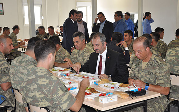 Adalet Bakanı Gül'den sınır karakoluna ziyaret