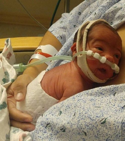 Hastaneye yetişemedi çareyi arabada doğum yapmakta buldu