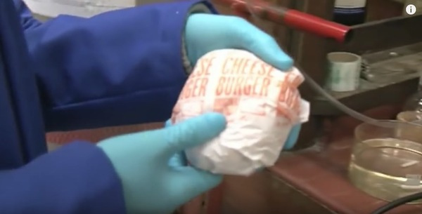 Hamburgeri 3,5 saat tuz ruhunda beklettiler sonrası mide ister