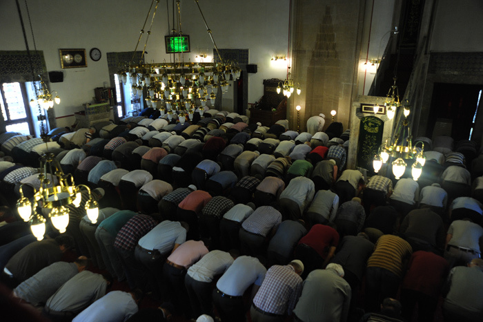 Vatandaşlar üç gündür camiye koşup dua ediyor