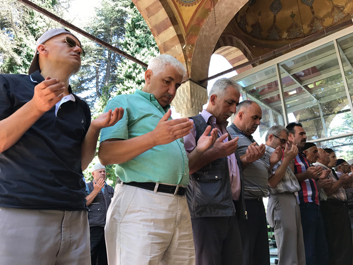 Vatandaşlar üç gündür camiye koşup dua ediyor