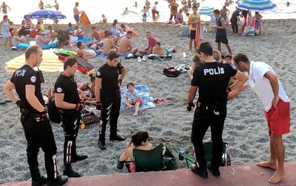 Plajda etraflarını bir anda polisler sardı!