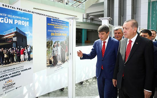 Başkan Türel ödülü Cumhurbaşkanı Erdoğan’ın elinden aldı