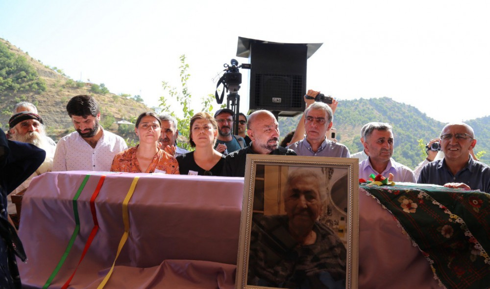Aysel Tuğluk'un annesinin cenazesi Tunceli'de defnedildi