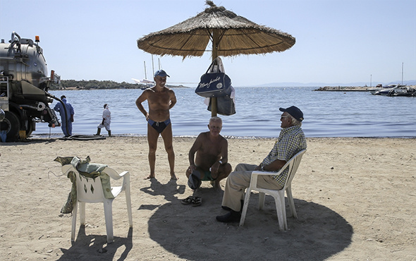 Yunanistan sahilleri petrolle kaplandı!