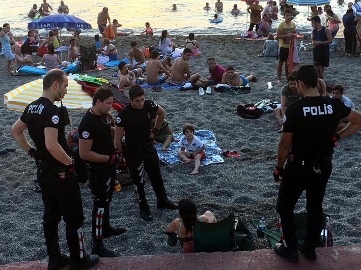 Plajda iki kadın içki içmişti! Olay fotoğraf için Vali'den açıklama