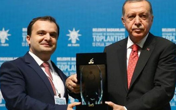 Erdoğan’ın plaket verdiği başkan için AK Parti'den açıklama